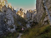 21 Nel 'labirinto', valloncello tra ghiaoni e torrioni della Cornagera